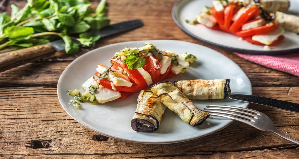 Auberginenröllchen mit Hasselback-Tomaten Rezept | HelloFresh