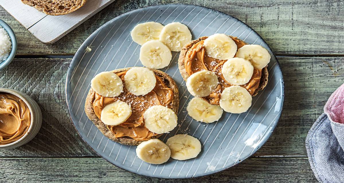 Biscottes multicéréales Avec du beurre de cacahuète, de la banane et de la noix de coco