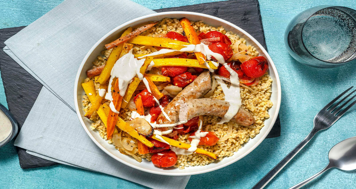 Bowl de boulgour avec saucisse de fenouil et vinaigrette ras el hanout frites de patate douce et de carotte