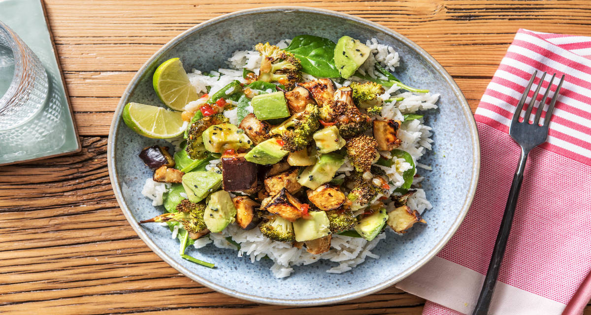 Bowl mit Miso-Aubergine und Avocado dazu Kokosreis und scharfe Soße