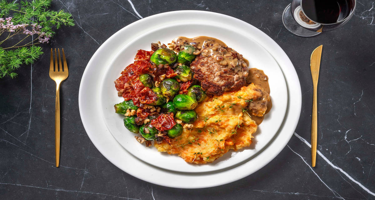 Burger de sanglier et purée de carotte accompagnés de coppa di Parma, de choux de Bruxelles et de noix