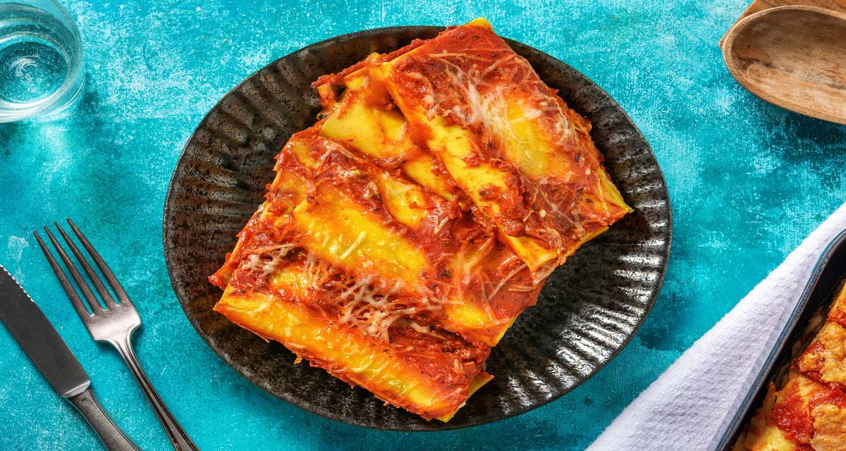 Cannelloni farcis de viande hachée et épinards sauce tomate et fromage râpé