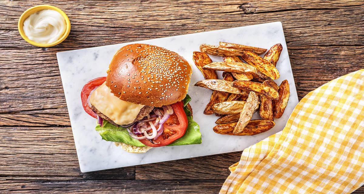 Cheeseburger à la tomate et au fromage vieux Avec des pommes de terre Roseval rôties et de la mayonnaise