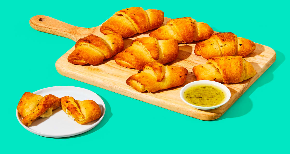 https://img.hellofresh.com/f_auto,fl_lossy,h_640,q_auto,w_1200/hellofresh_s3/image/cheesy-garlic-butter-crescent-rolls-876b3822.jpg