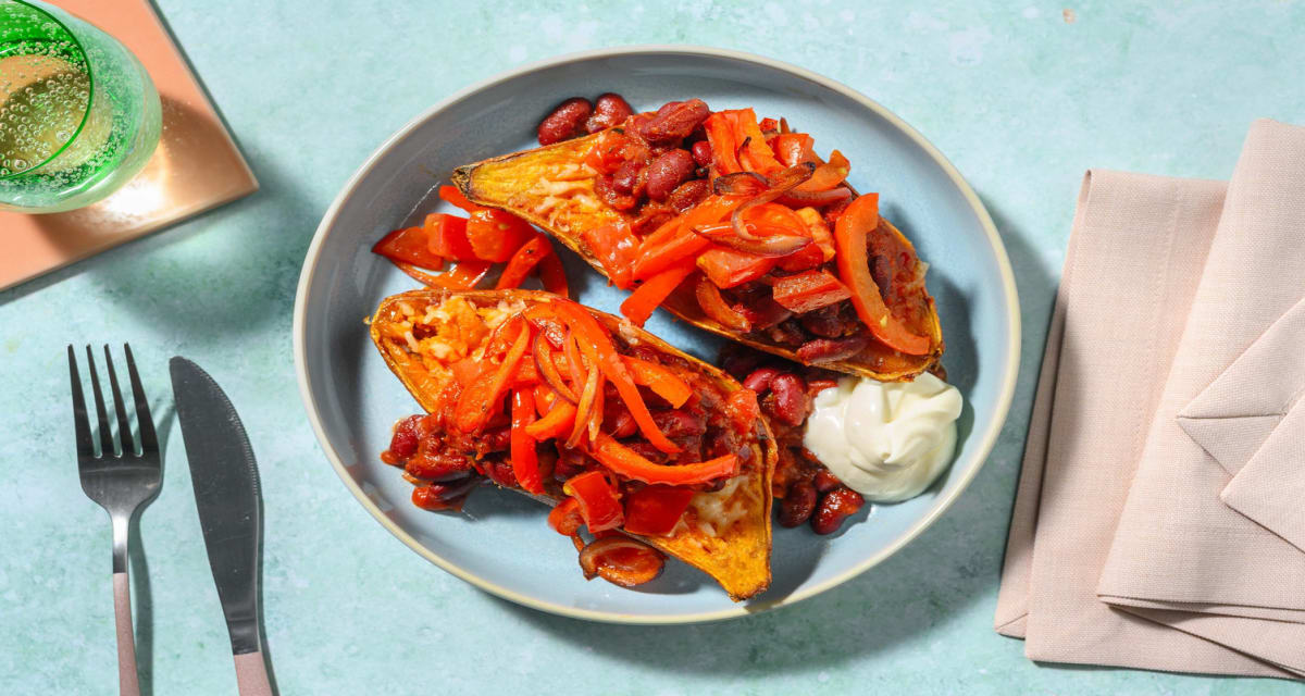 Chili-Süßkartoffel-Kumpir mit Ofengemüse und cremigem Sauerrahmdip-image