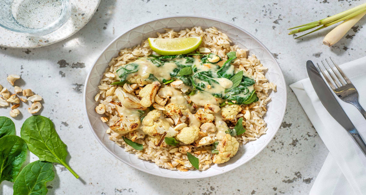 Chou-fleur rôti, sauce au curry vert Accompagné de riz complet, préparé avec des épinards et du basilic thaï
