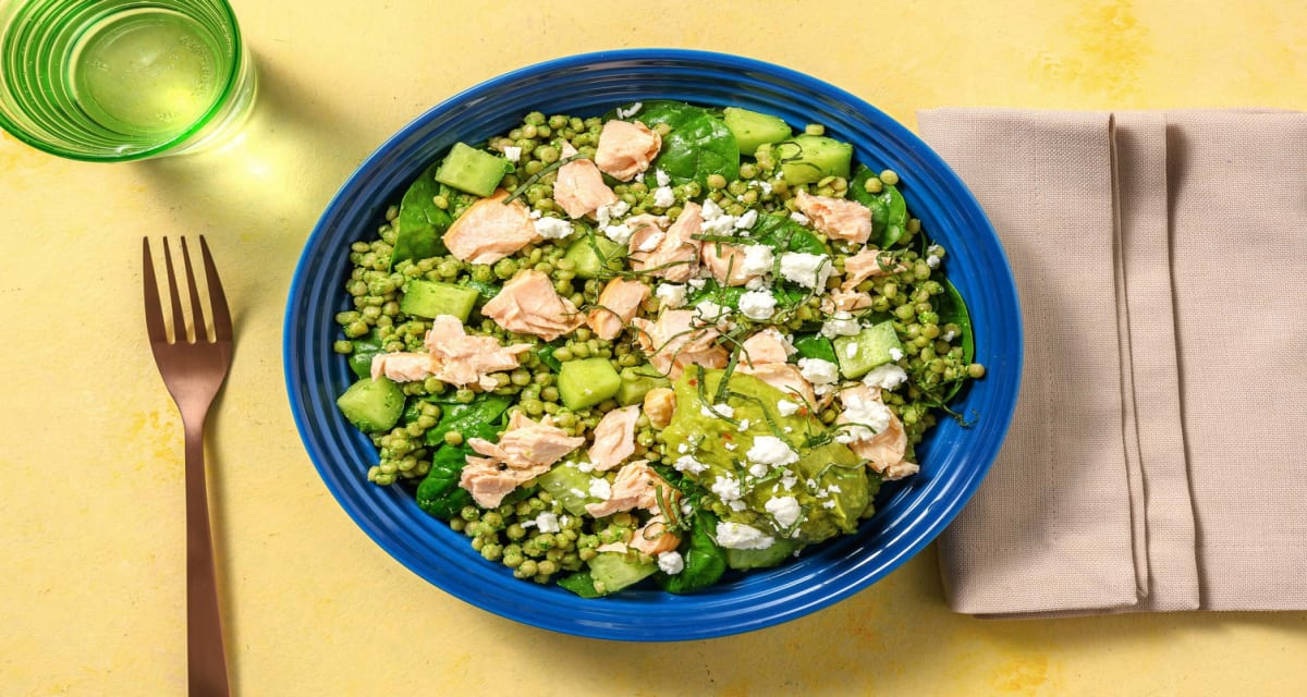 Frisse parelcouscous met warmgerookte zalm en avocadodip Recept HelloFresh