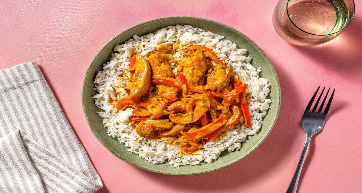 Curry de poulet et riz de chou-fleur préparé avec du poivron