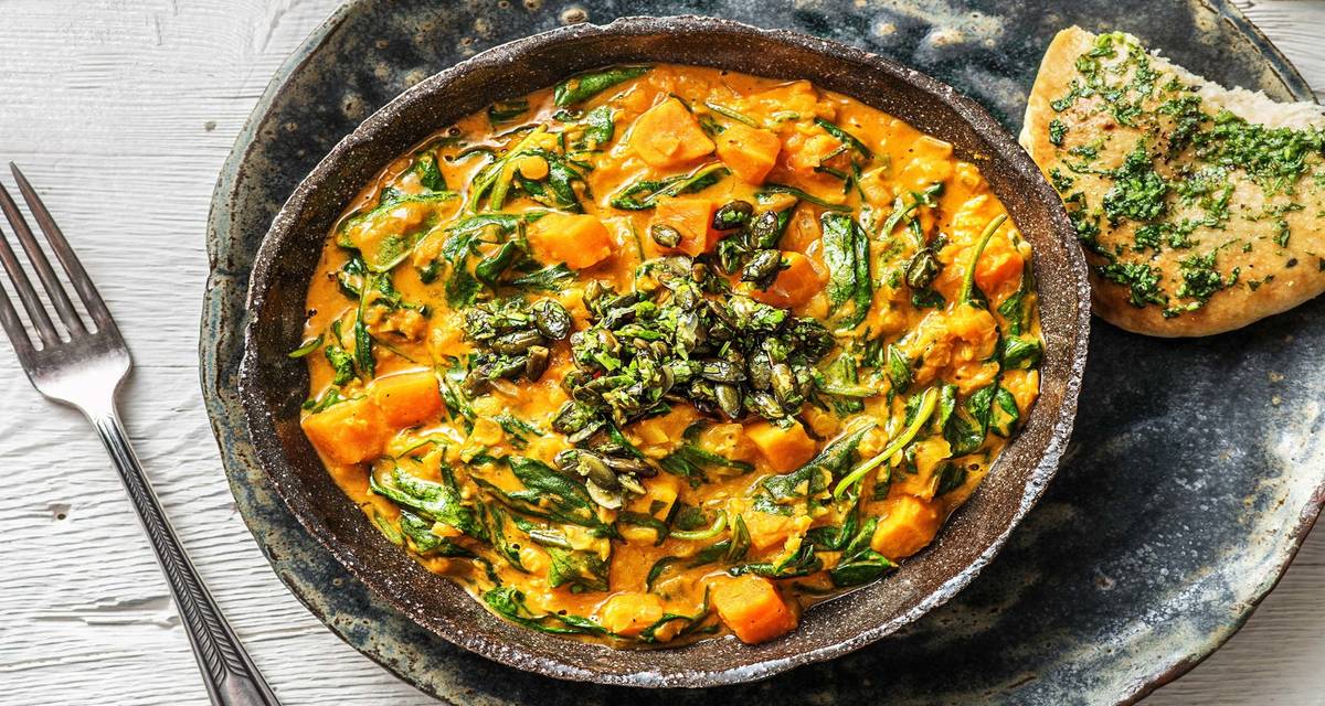 Dahl à l'indienne à la patate douce et au lait de coco accompagné d'une salsa de graines de courge et d'un pain naan épicé