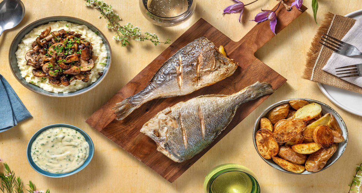 Dorade en papillote et champignons poêlés servis avec des grenailles rôties et une purée de céleri-rave