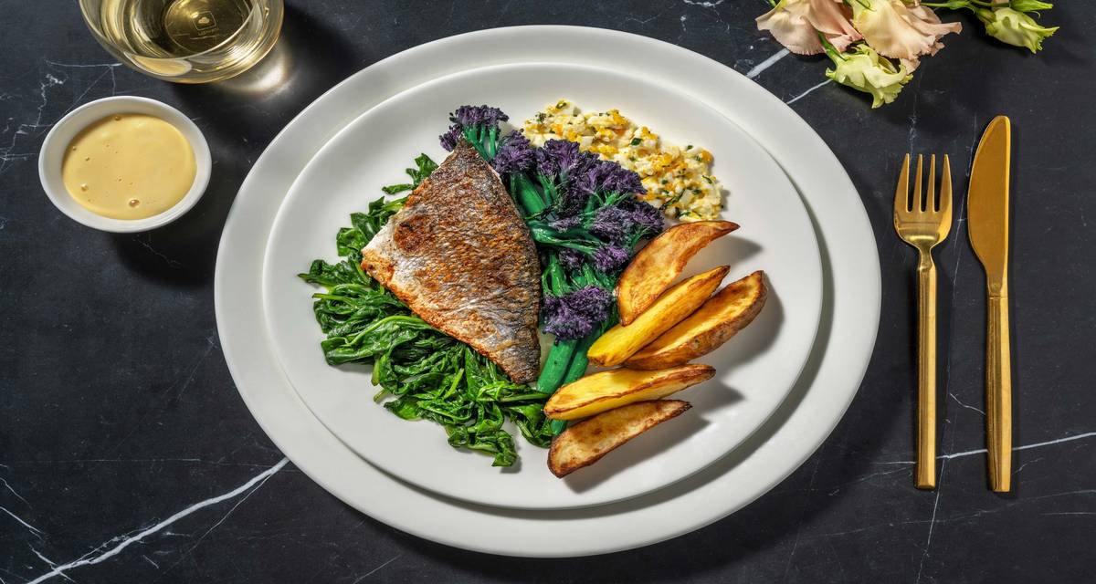 Filet de dorade sauce hollandaise et broccolini violet grillé accompagnée de pommes de terre au four, salade d'oeufs et épinards