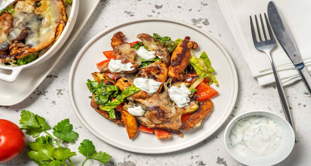 Émincés de poulet et sauce au yaourt à l'ail little gem, tomates et fromage mi-vieux