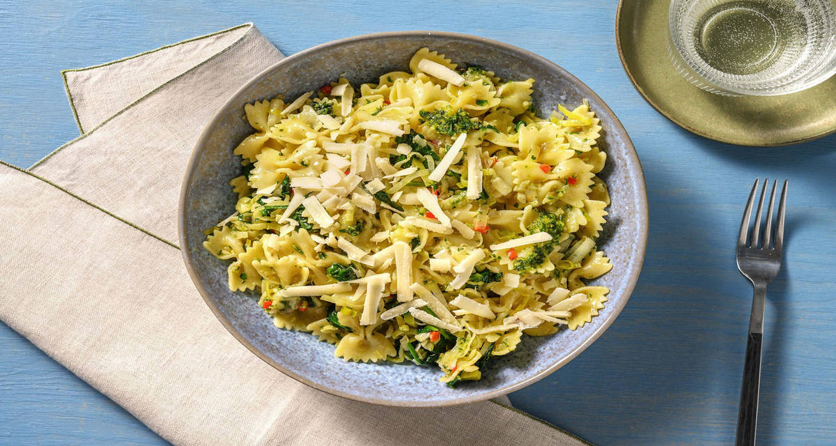 Farfalle en sauce épinards-poireau préparées avec du pesto, du piment rouge et du parmegiano reggiano