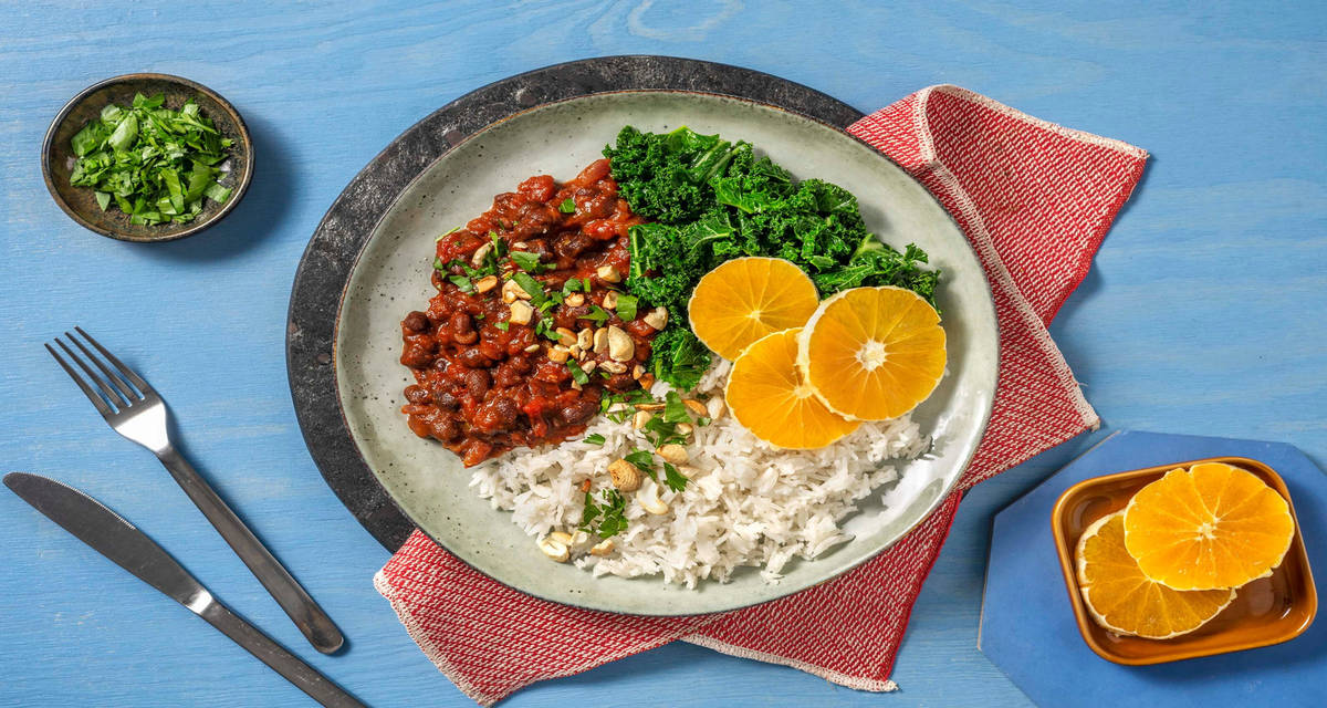 Feijoada végétarienne et riz avec du chou kale et de l'orange