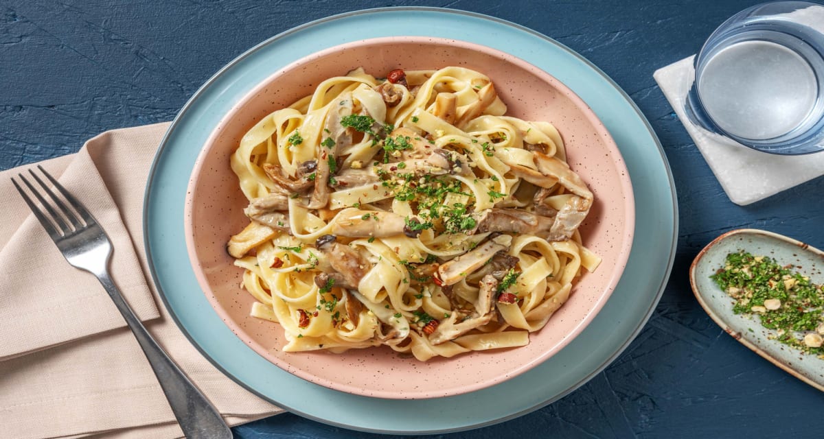 Fettuccine mit Trüffelöl und Haselnuss-Kräuter-Topping Rezept | HelloFresh