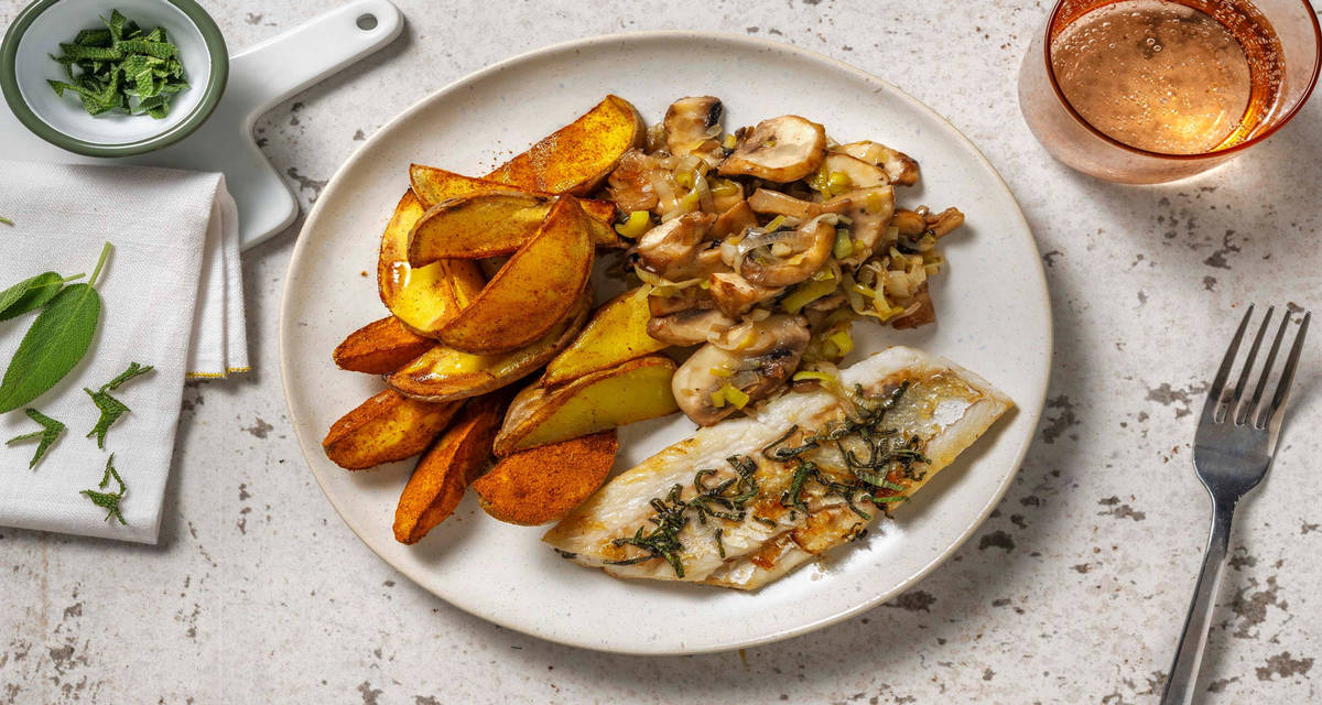 Filet de merlu poêlé au beurre de sauge maison servi avec du poireau, des champignons et des pommes de terre au curry