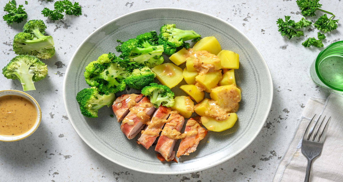 Filet mignon de porc au lard et pommes de terre accompagnés de brocolis au beurre aux fines herbes
