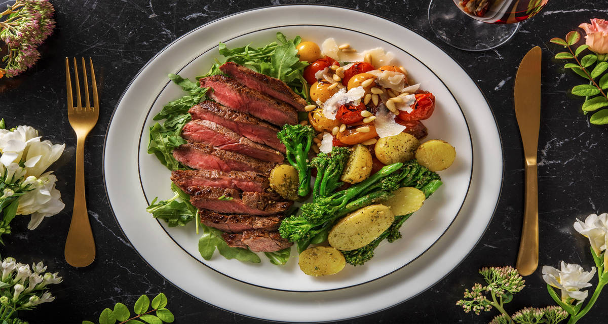 Tagliata de filet mignon Accompagné de grenailles au pesto, de broccolinis et de parmigiano reggiano