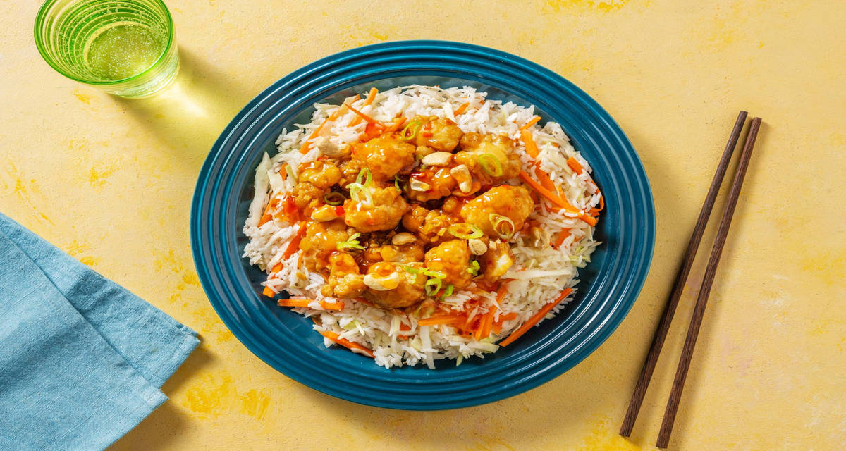 Fleurettes de chou-fleur laquées et riz basmati servis avec de la carotte et du chou blanc