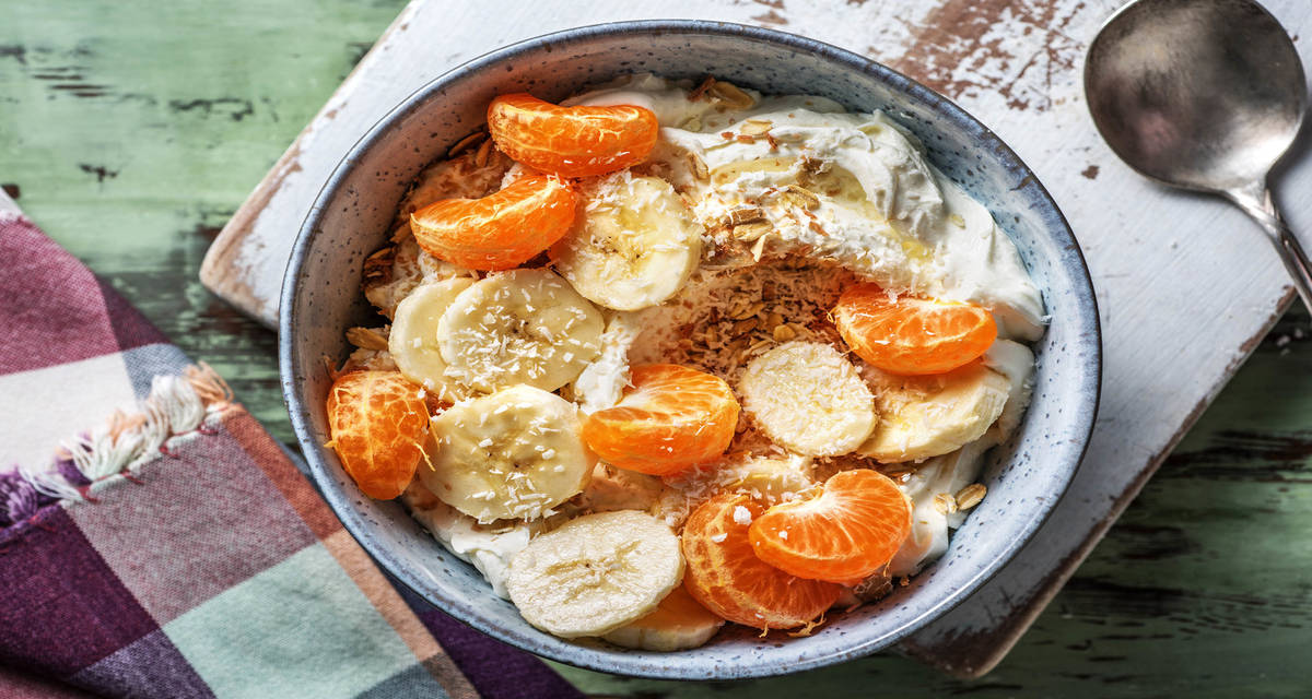 Halfvolle kwark met banaan met mandarijn, kokosrasp en muesli