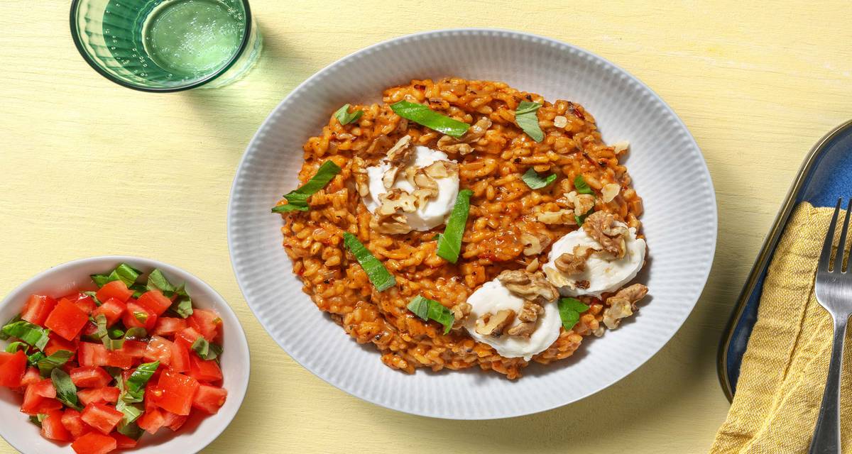 Gerookte-paprikarisotto met gegratineerde geitenkaas met honing, walnootstukjes en tomaat-basilicumsalsa