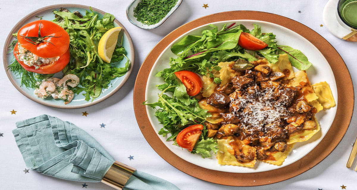 Ragoût de cerf et raviolis frais servis avec des carottes, des champignons et du parmigiano reggiano