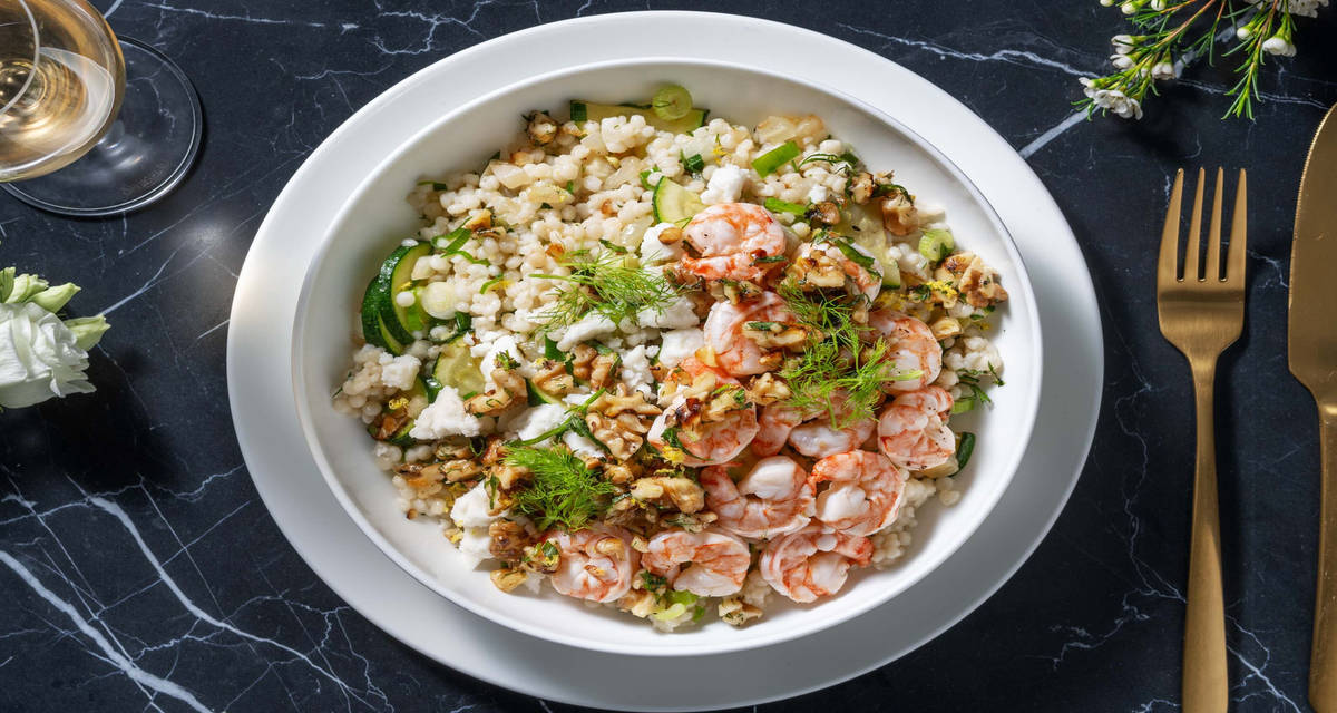 Grosses crevettes marinées au citron et à l'ail accompagnées de couscous perlé, de courgette et de fenouil