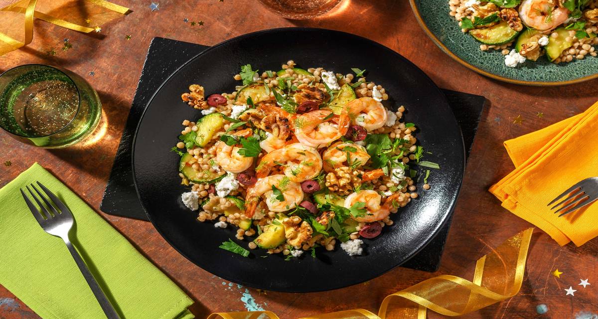 Grosses crevettes marinées à l'ail couscous perlé, chèvre frais, olives leccino et garniture aux herbes & noix