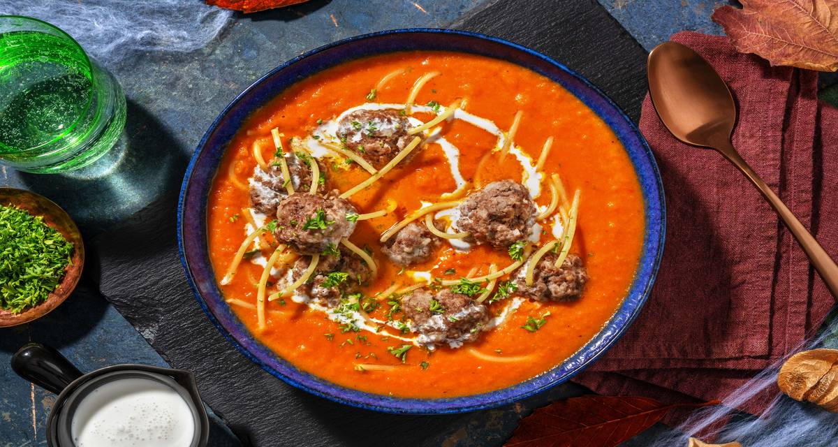 Soupe d'Halloween et boulettes de viande « araignées » potimarron, carotte, tomate & lait de coco