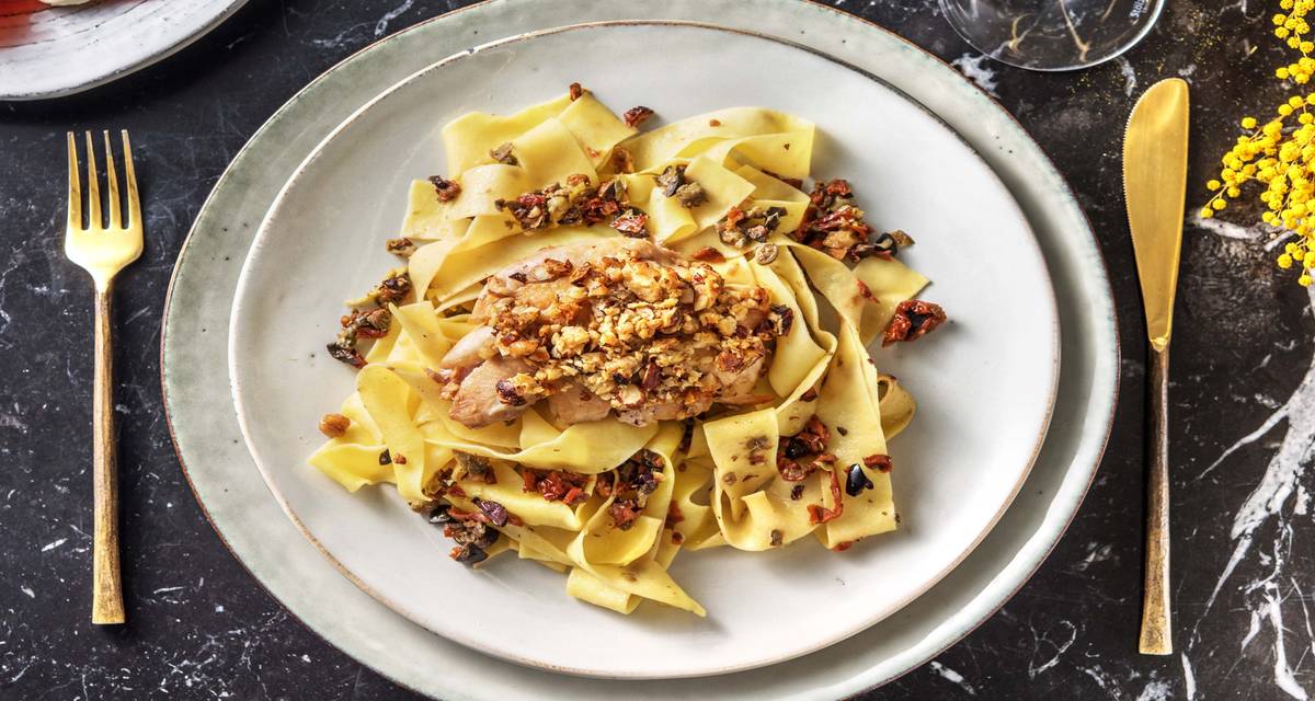 Filet de poulet en croûte de noix Accompagné de pappardelle fraîches et d'une salade caprese