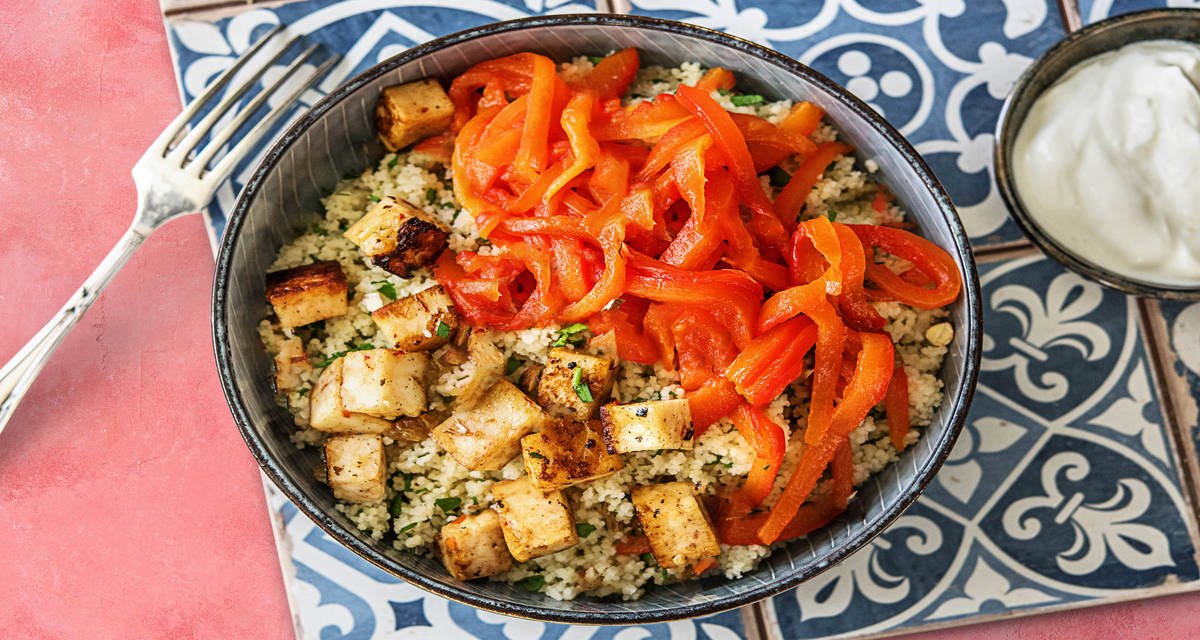 Couscous épicé au halloumi Assaisonné d’huile à l’ail et au citron vert et accompagné de yaourt