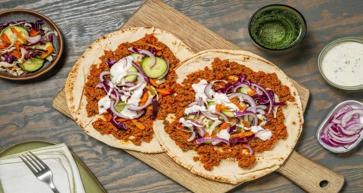 Lahmacun au haché végétarien concombre et sauce à l'ail maison