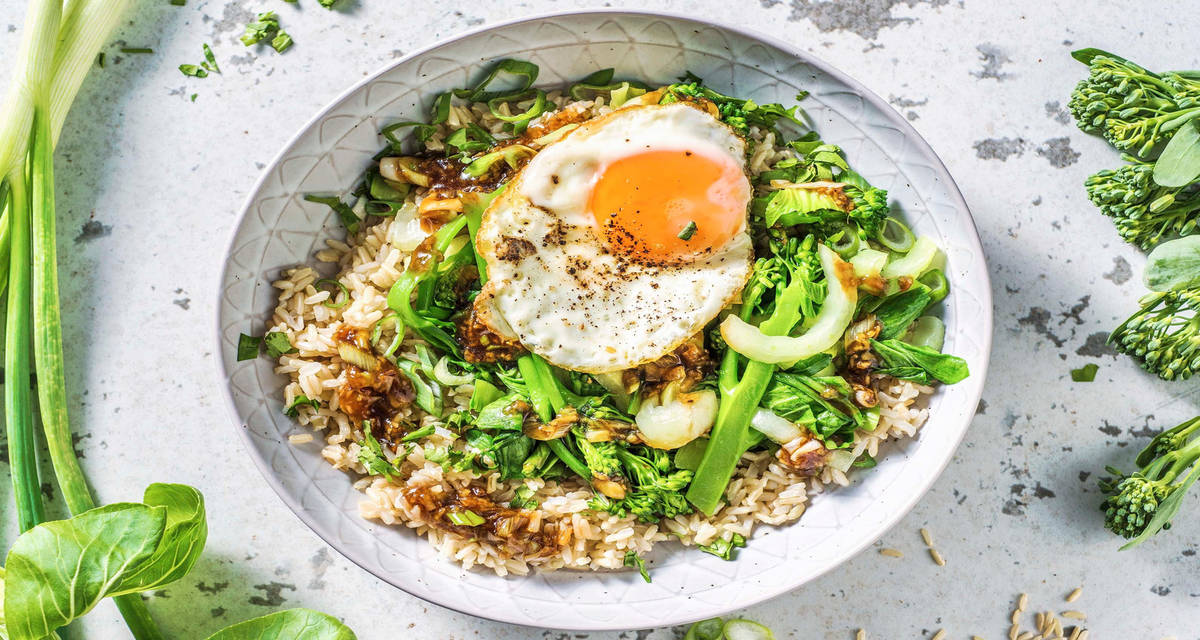 Légumes chinois et sauce asiatique accompagnés de riz cargo