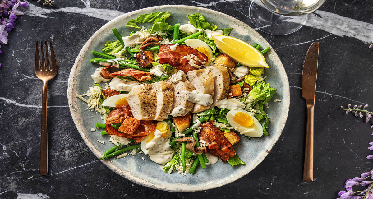 Salade césar gourmet Avec du lard, des anchois et des croûtons