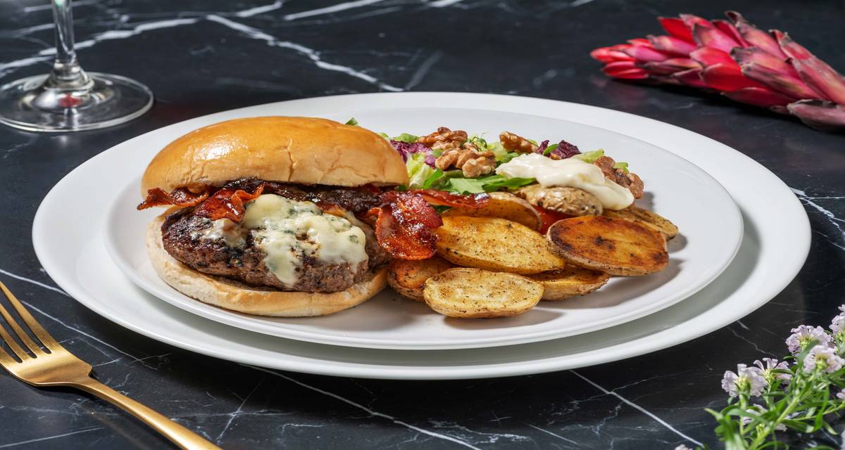 Meatier hamburger au fromage bleu & lard grenailles sautées et salade garnie de pomme