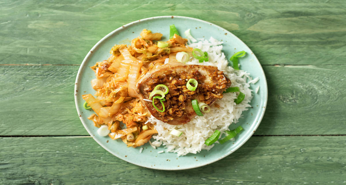 Mit Zitronengras und Ingwer glasierte Schweinesteaks zu Chinakohl und Basmatireis-image