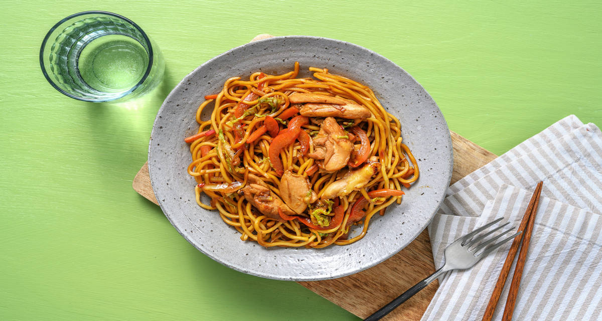 Nouilles au poulet assaisonné préparées avec des légumes sautés et du piment rouge