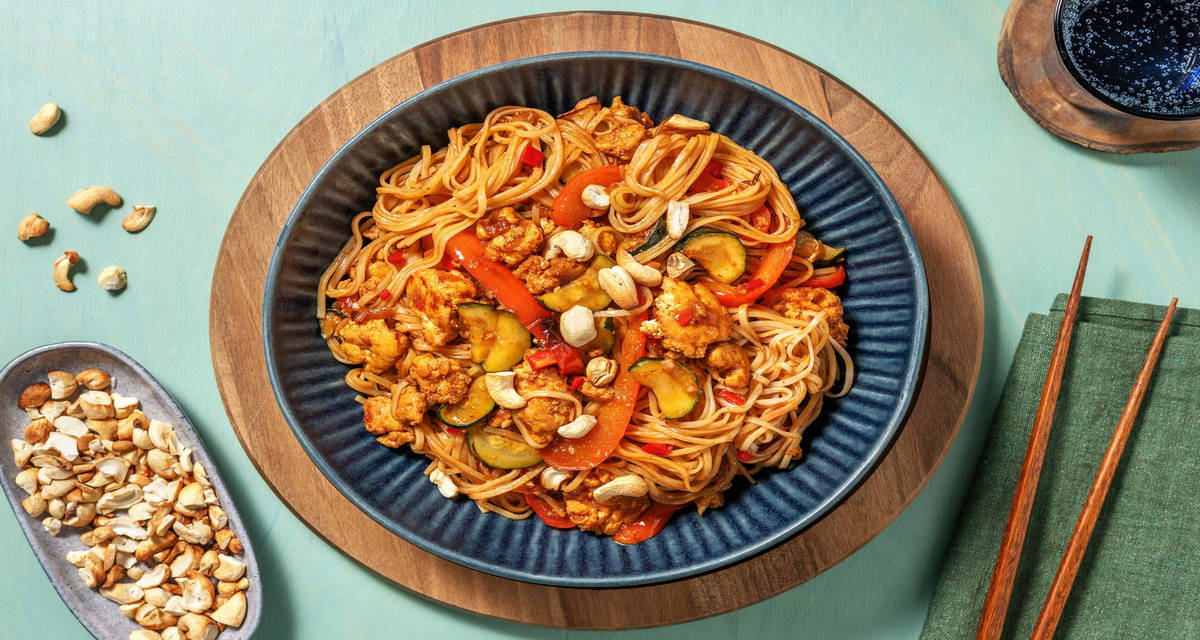 Mihoen met kipgehakt en Aziatische saus met courgette, paprika en cashewnoten