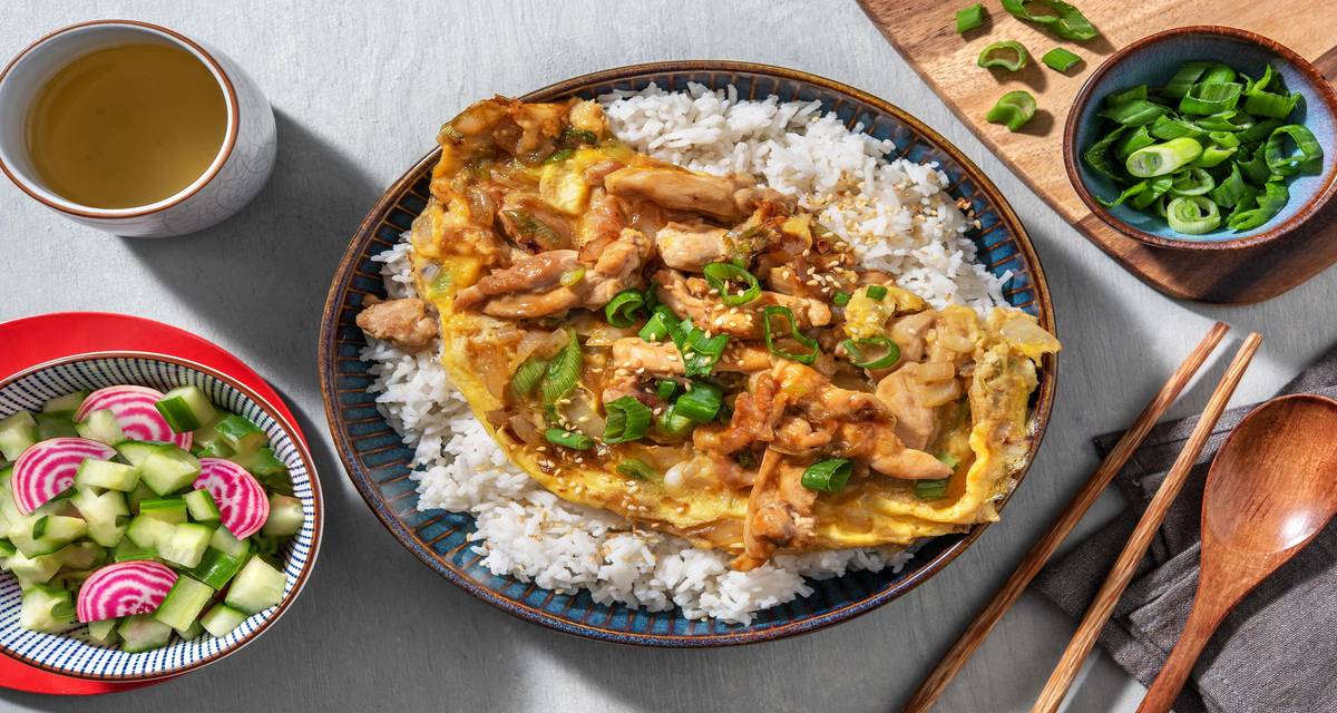 Oyakodon avec une omelette au poulet et oignon nouveau Rice Bowl japonais servi avec des radis et du concombre à l'aigre-douce