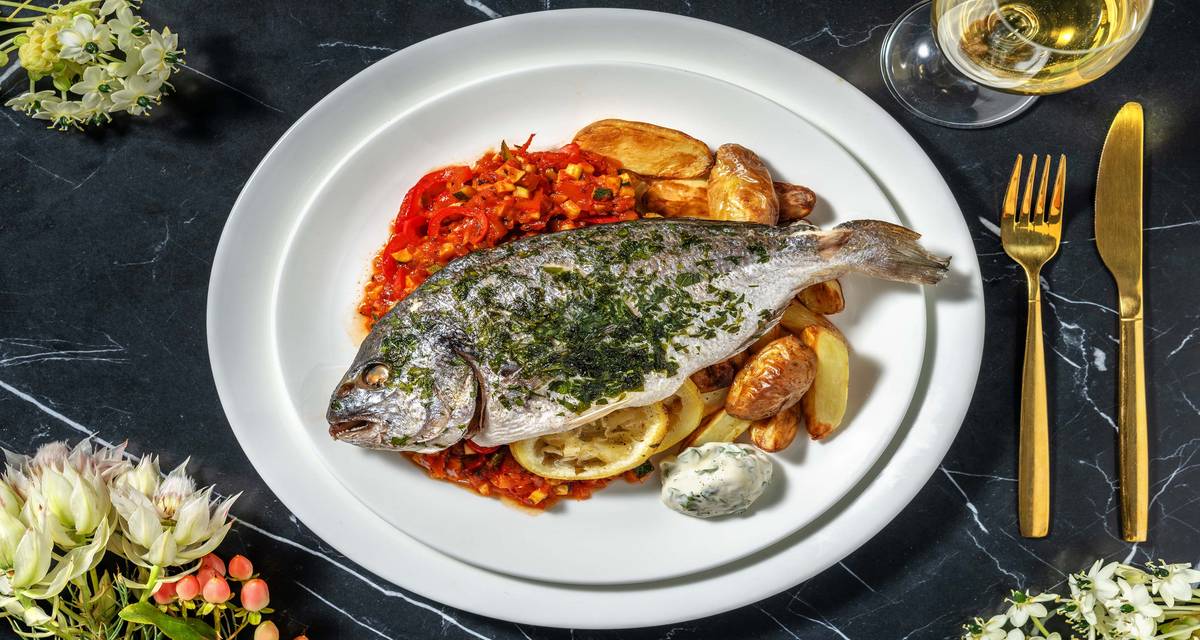 Papillot van hele dorade met ratatouille met oven-aardappeltjes en peterseliemayonaise