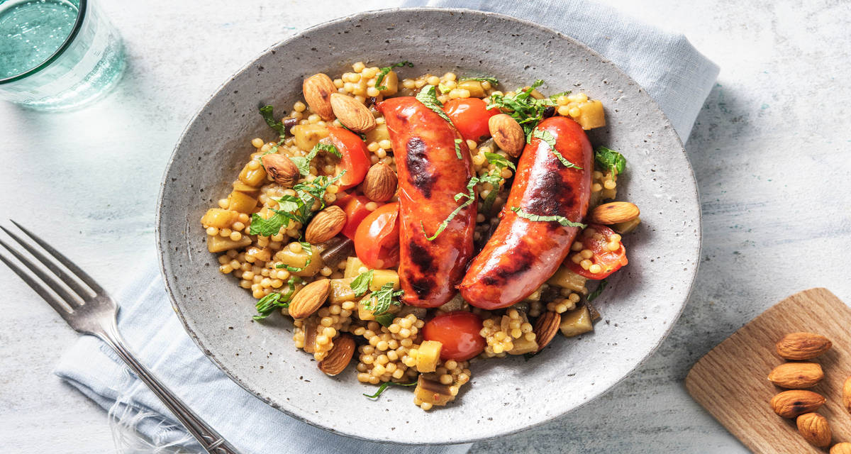 Couscous perlé aux saucisses de poulet Préparé avec des aubergines, des raisins secs et des amandes