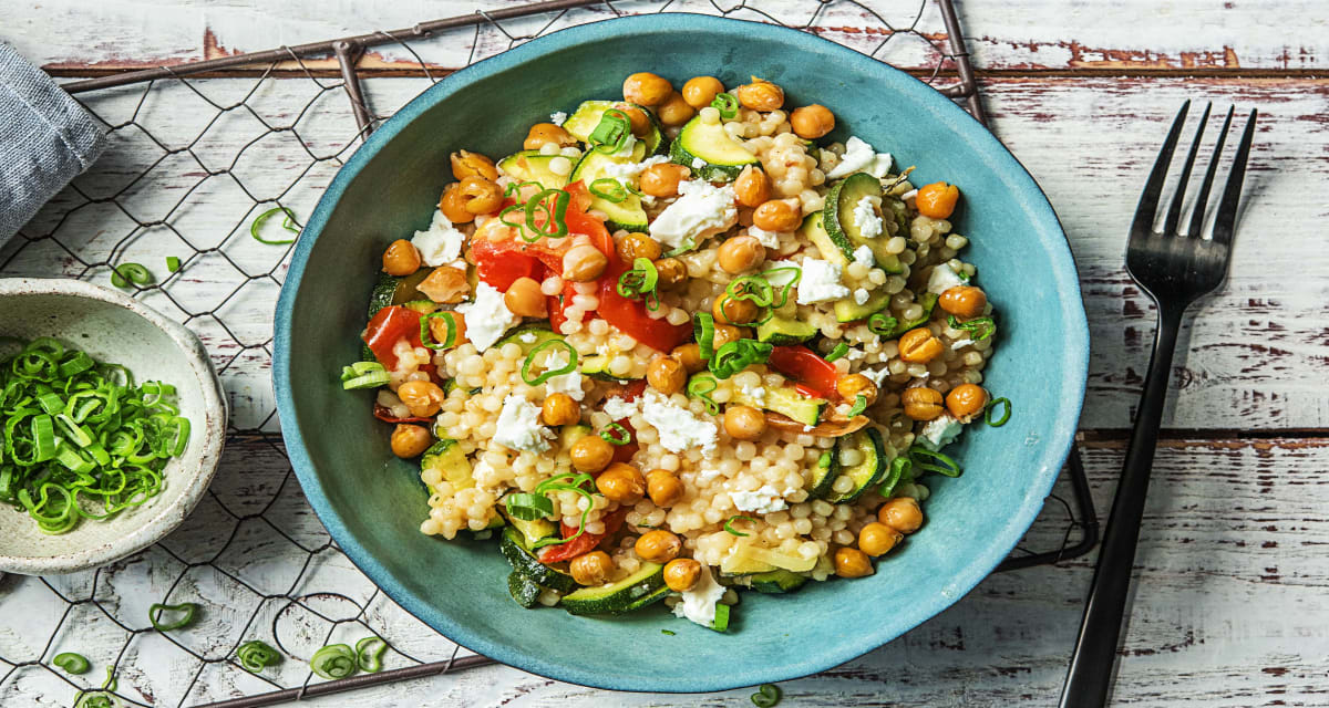 Parelcouscous met krokante kikkererwten, geroosterde groenten en Griekse feta-image