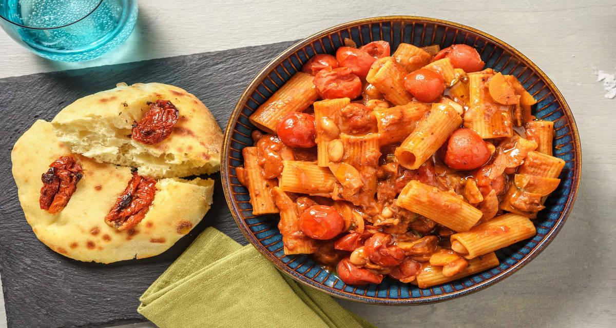 Vegan pasta e fagioli in cherrytomatensaus met cannellinibonen en focaccia