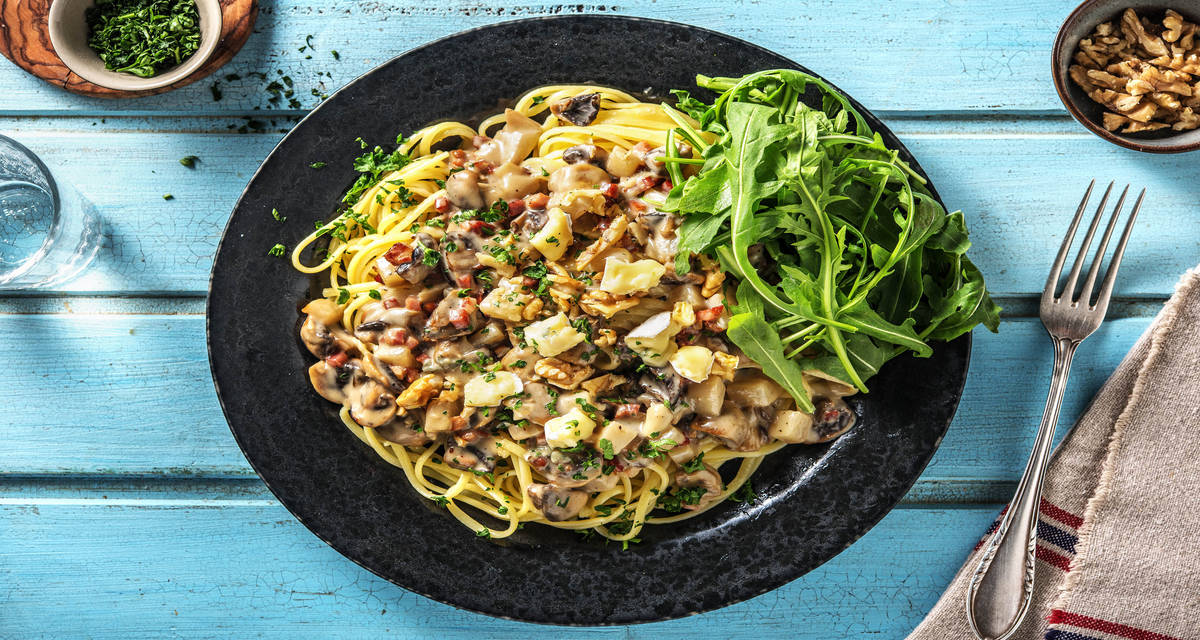 Pâtes sauce au bleu et aux champignons préparées avec de la poire et des lardons