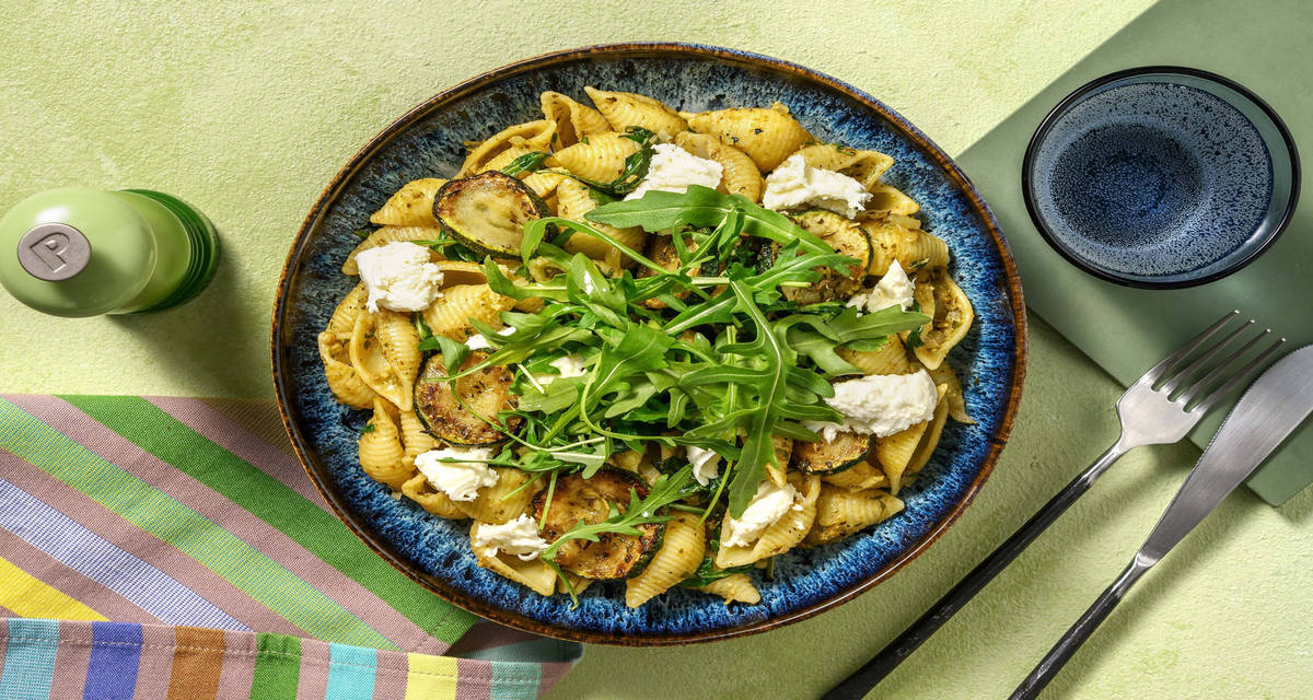Pâtes au pesto, courgette et mozzarella garnies de roquette, persil et basilic