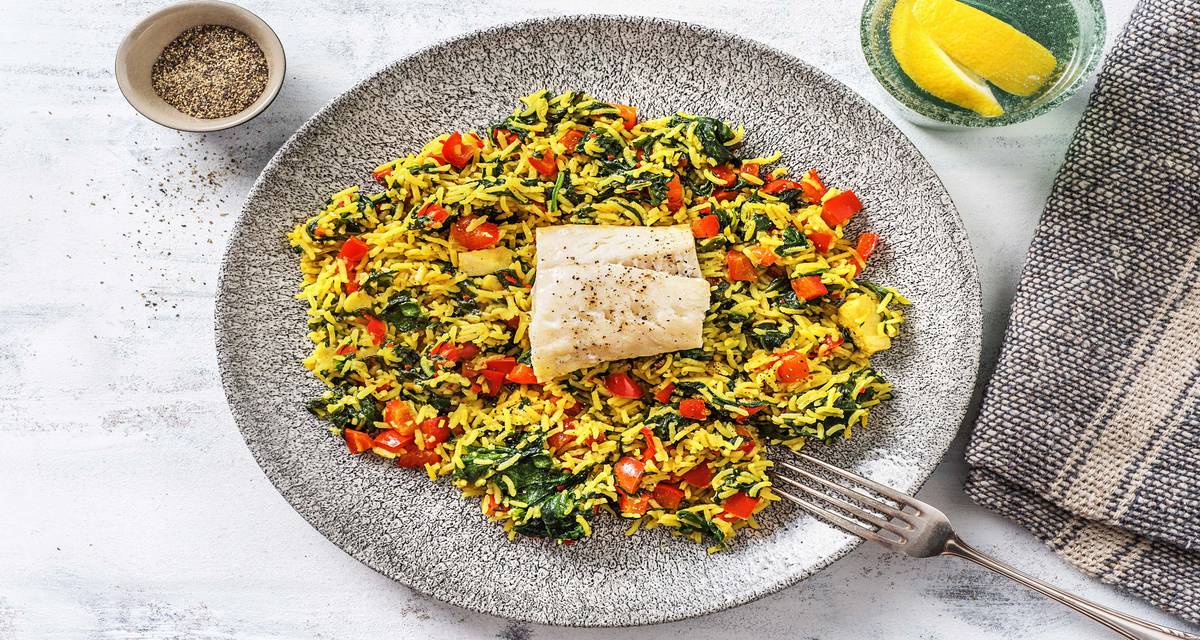 Pilaf et cabillaud à la vapeur cuisiné avec du riz basmati, du poivron et des épinards