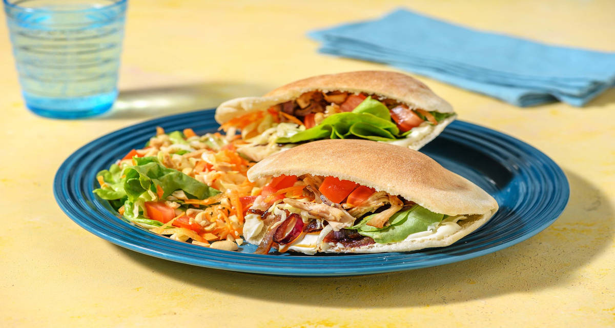 Pita au poulet laqué effiloché salade de chou à l'aigre-douce, chutney d'oignons et cacahuètes