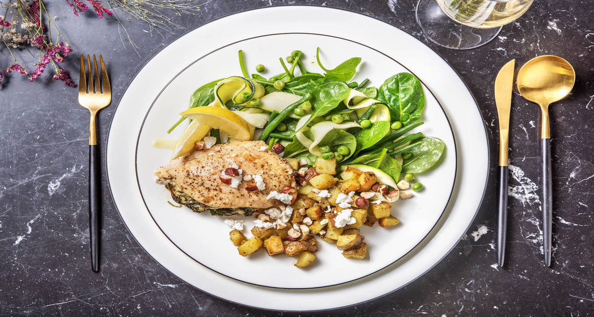 Poulet farci aux épinards et au chèvre servi avec des pommes de terre au pesto et une salade de haricots verts