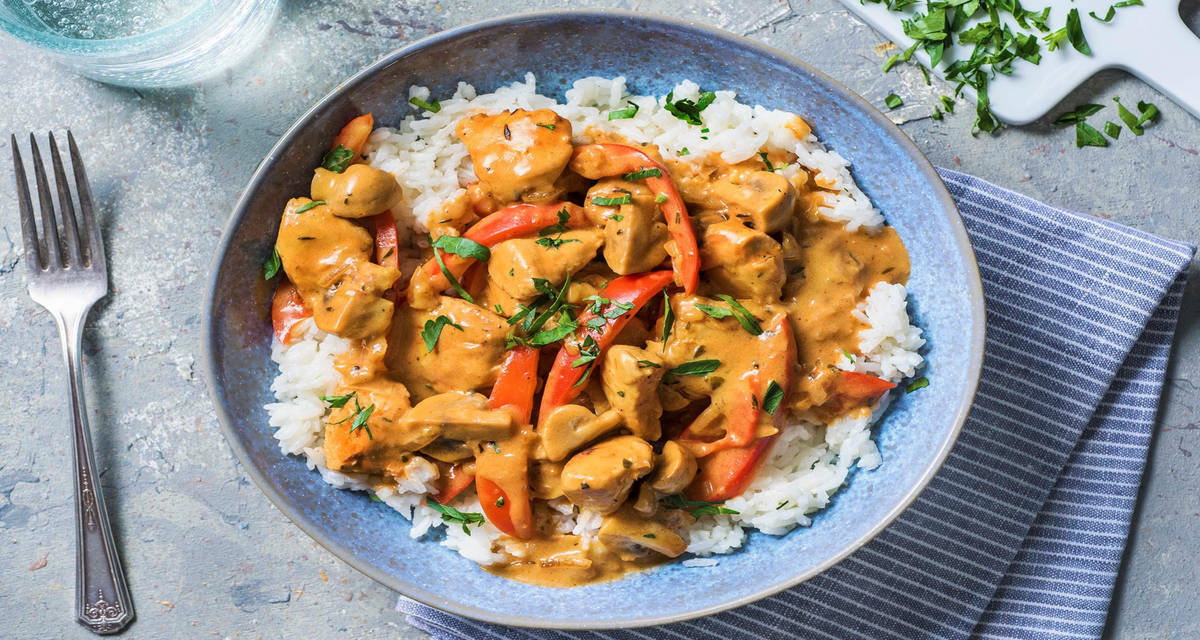 Poulet stroganoff et riz accompagné de poivron et de champignons