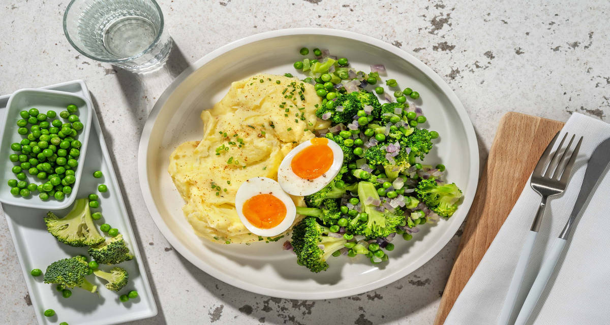 Purée de pommes de terre et œufs mollets brocoli et petits pois